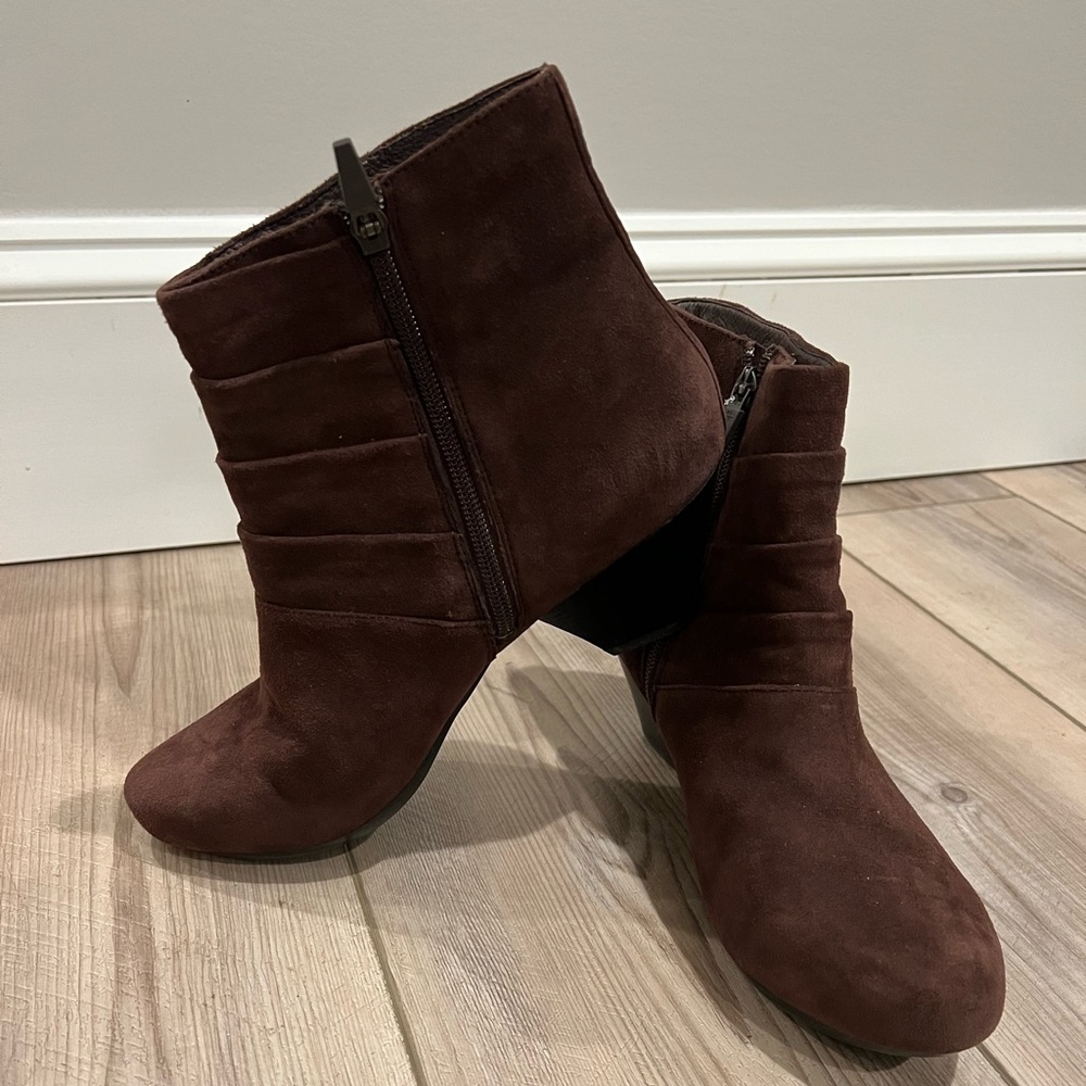 Dansko Women’s Brown Suede Side Zipper NWOT Boots Size 40 Super Comfortable